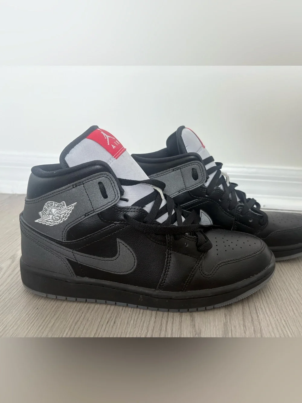 Jordan 1 Mid SE Black Metallic